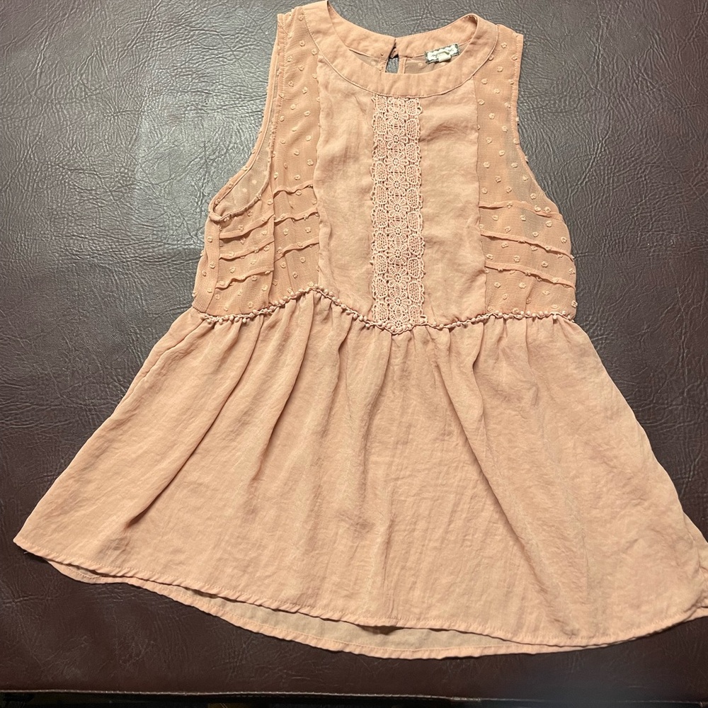 Super cute peach colored dressy tank / blouse Medium